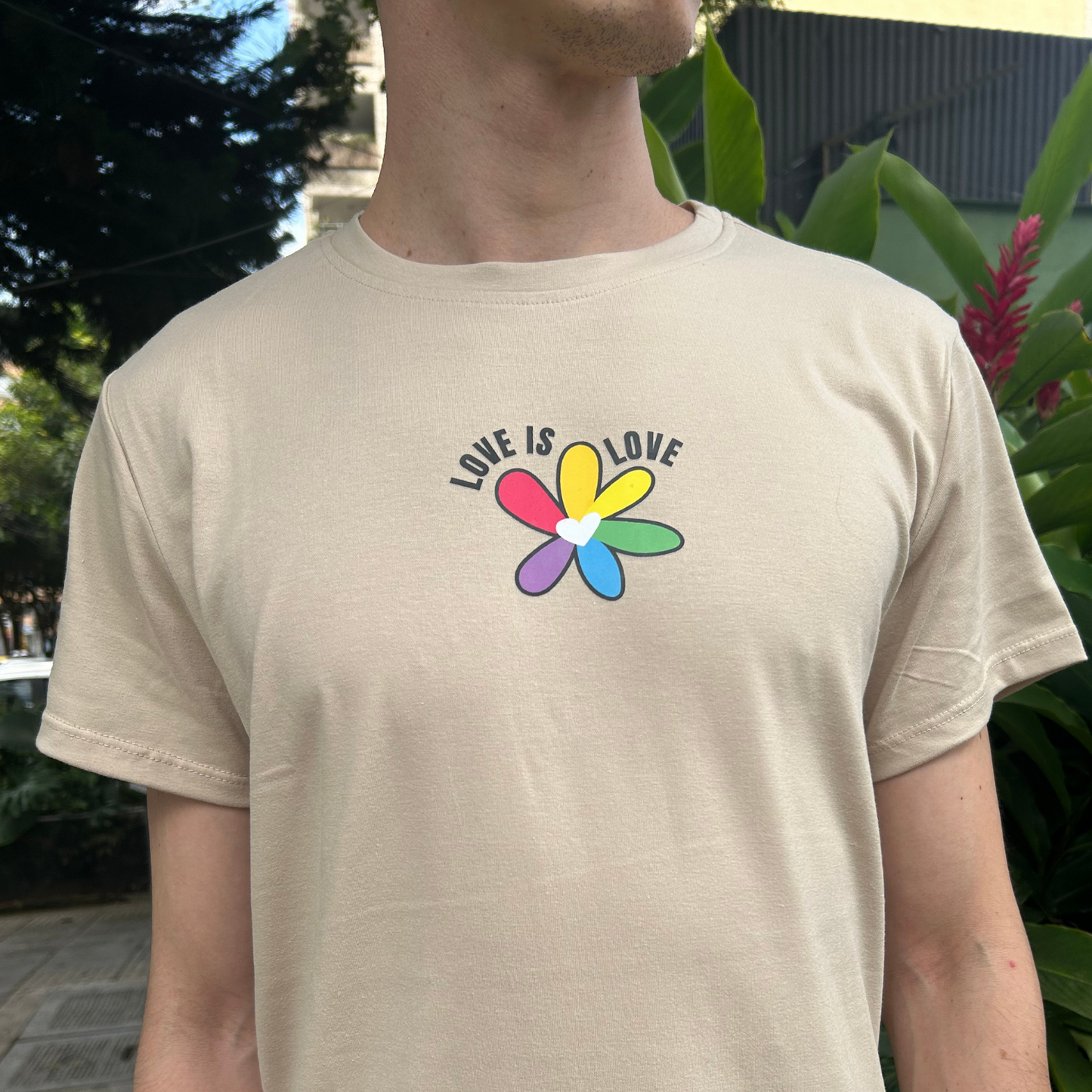 Camiseta Unisex Beige Love is Love