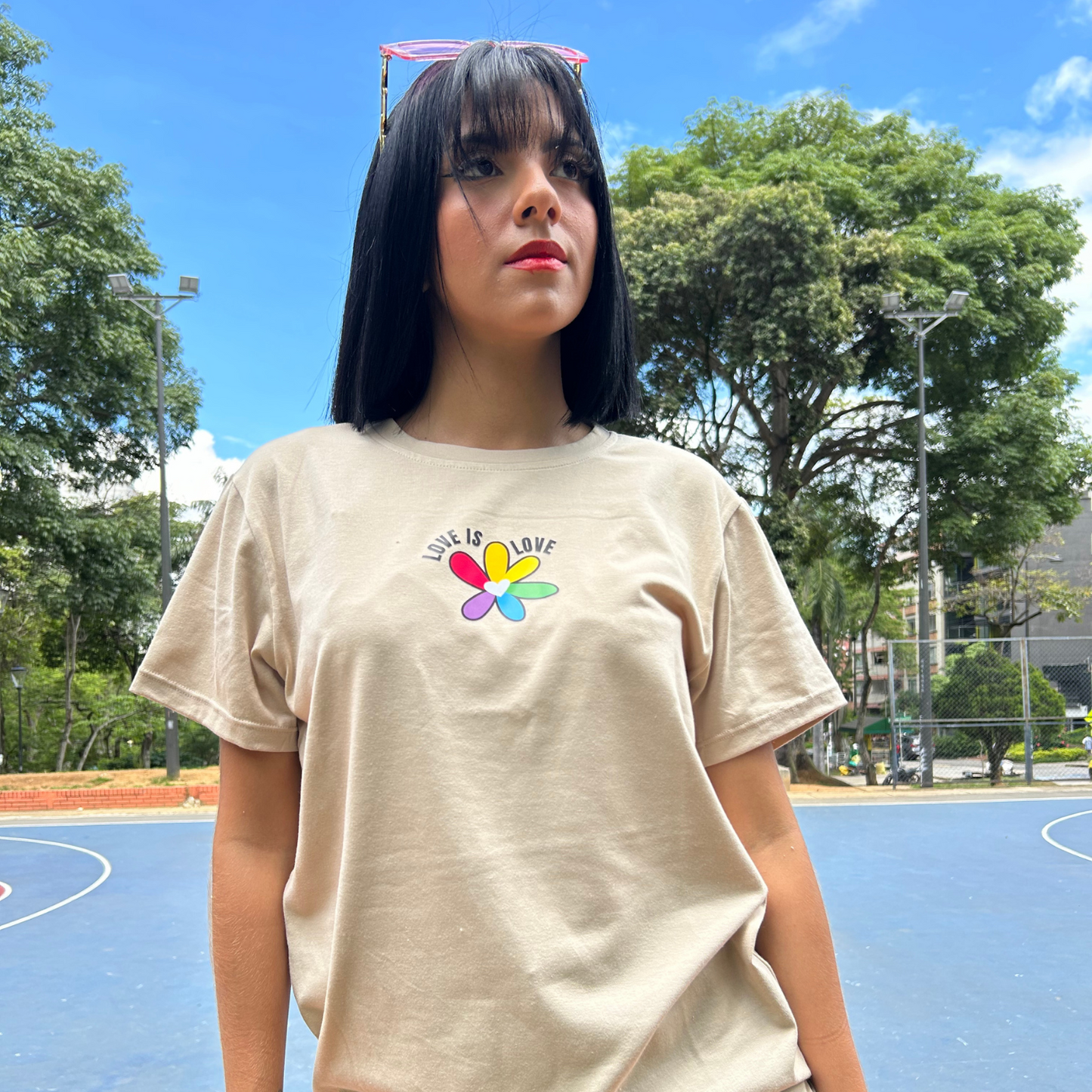 Camiseta Unisex Beige Love is Love