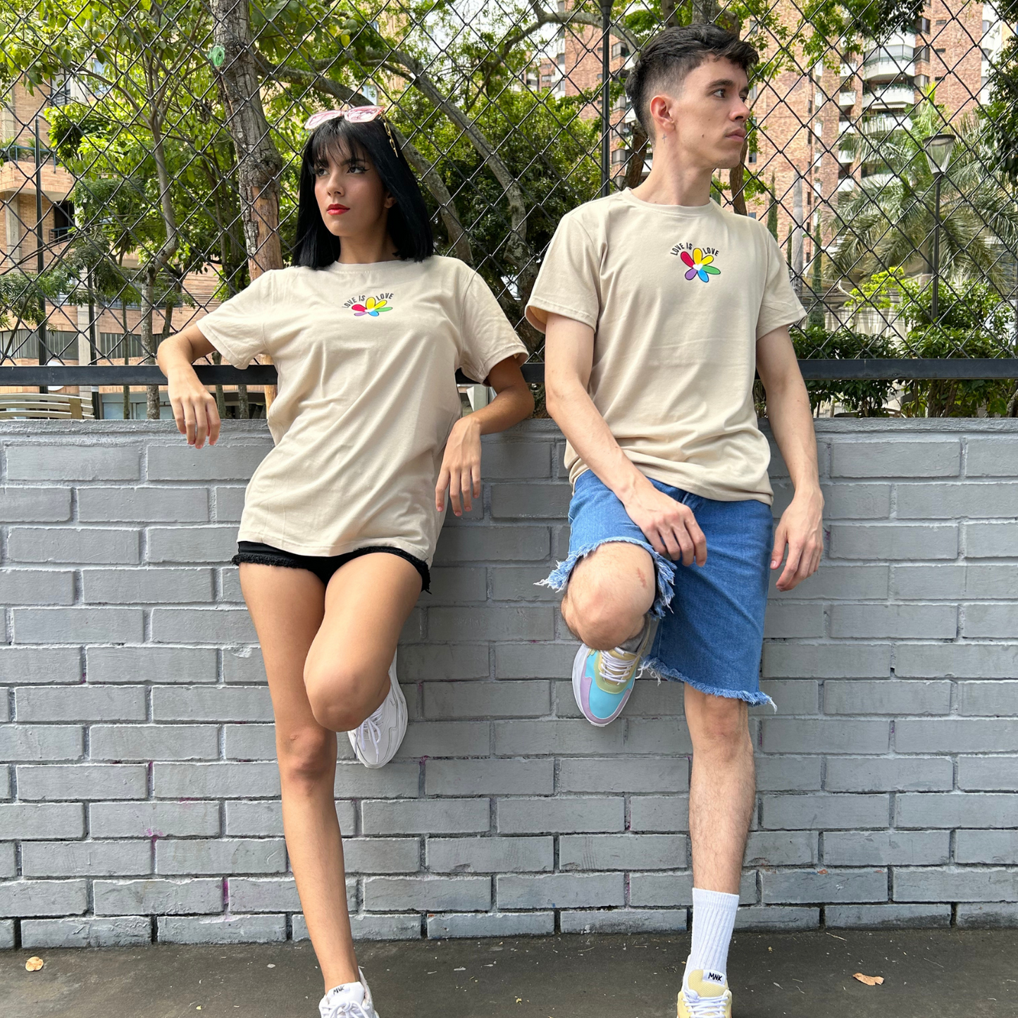 Camiseta Unisex Beige Love is Love