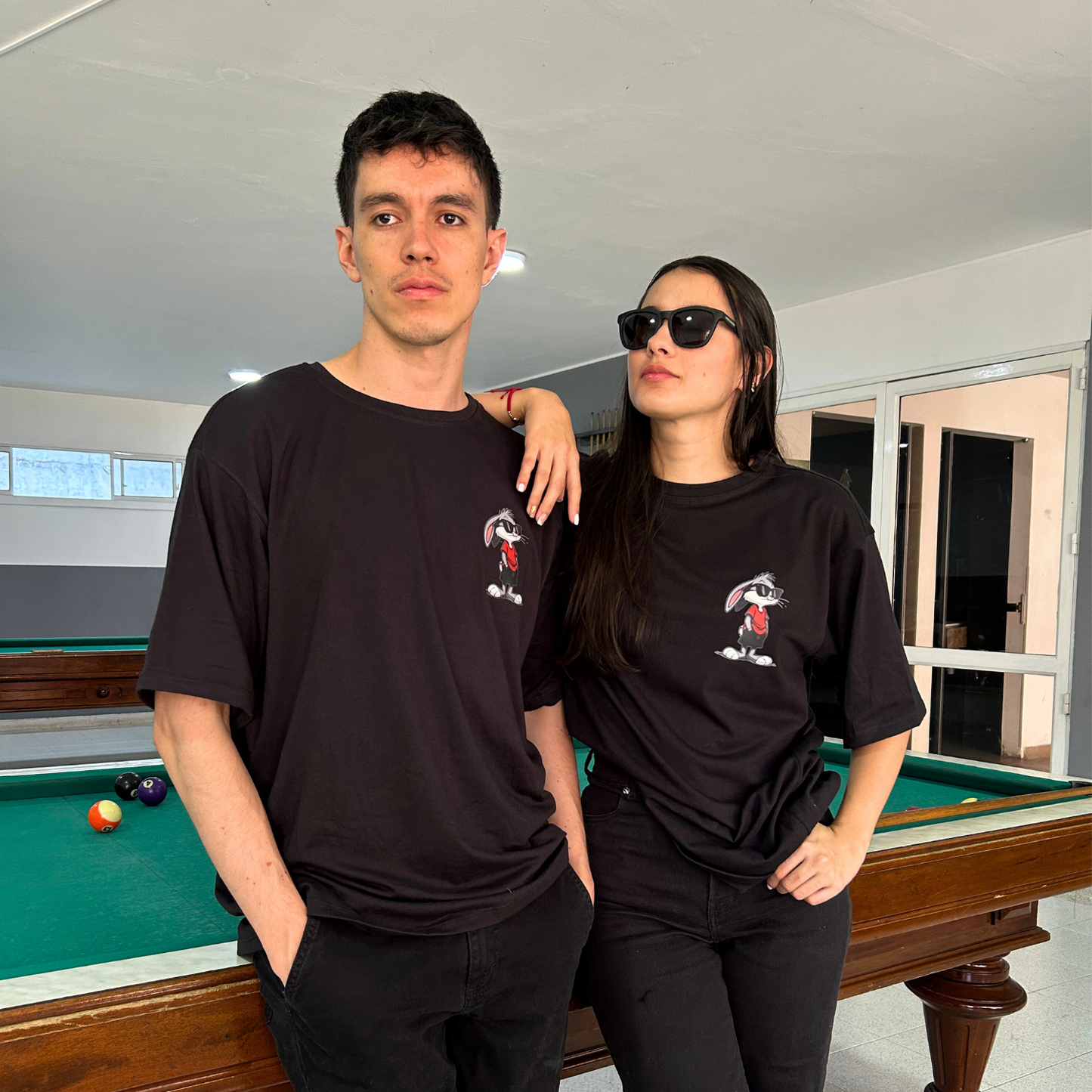 Camiseta Oversize Unisex Negra Bunny