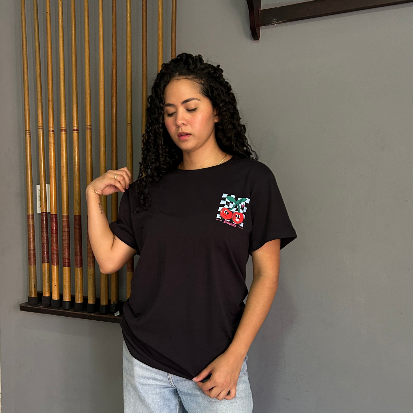 Camiseta Negra Unisex Cerezas