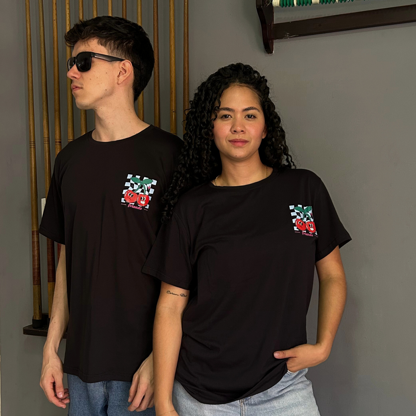 Camiseta Negra Unisex Cerezas