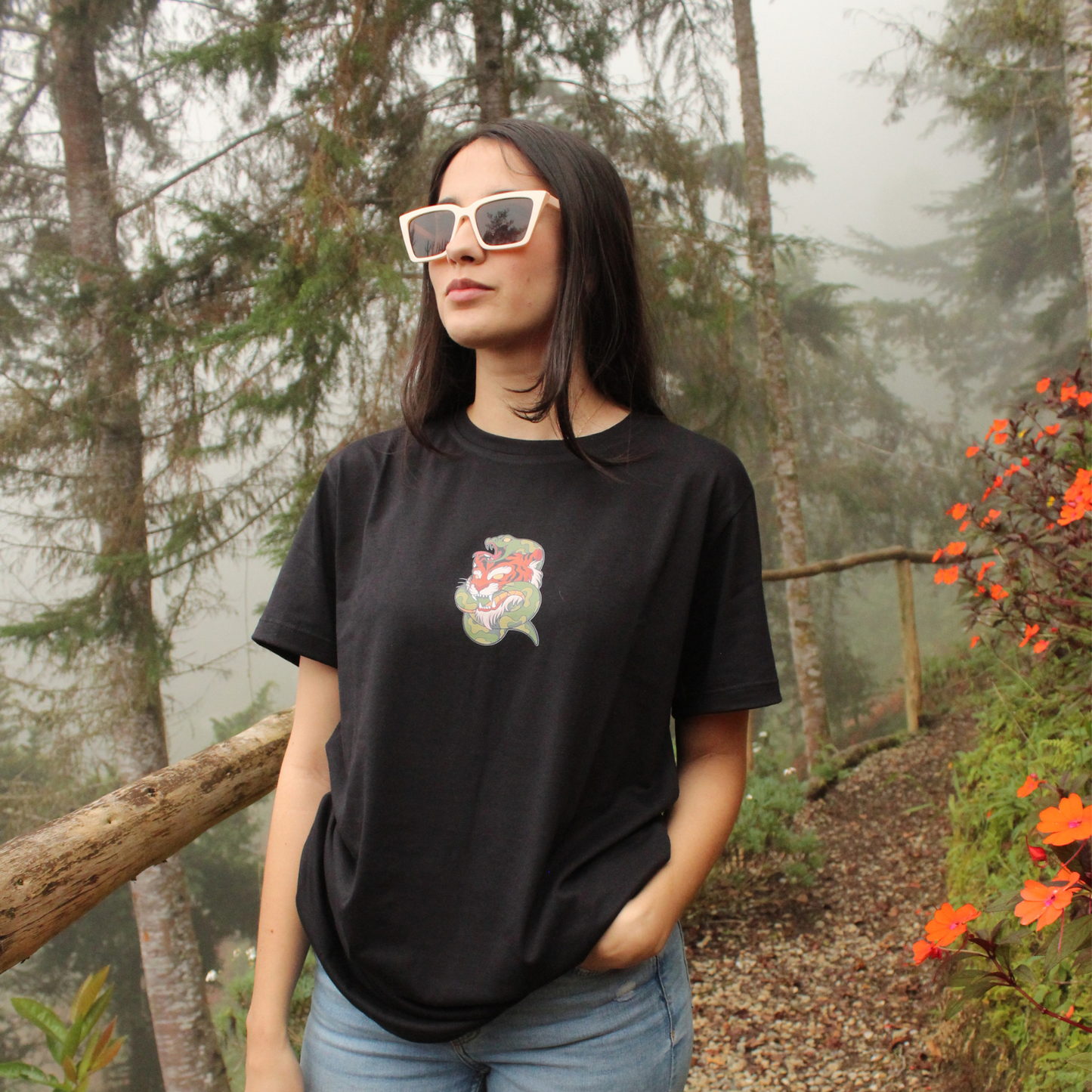 Camiseta unisex negra tiger