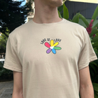 Camiseta Unisex Beige Love is Love